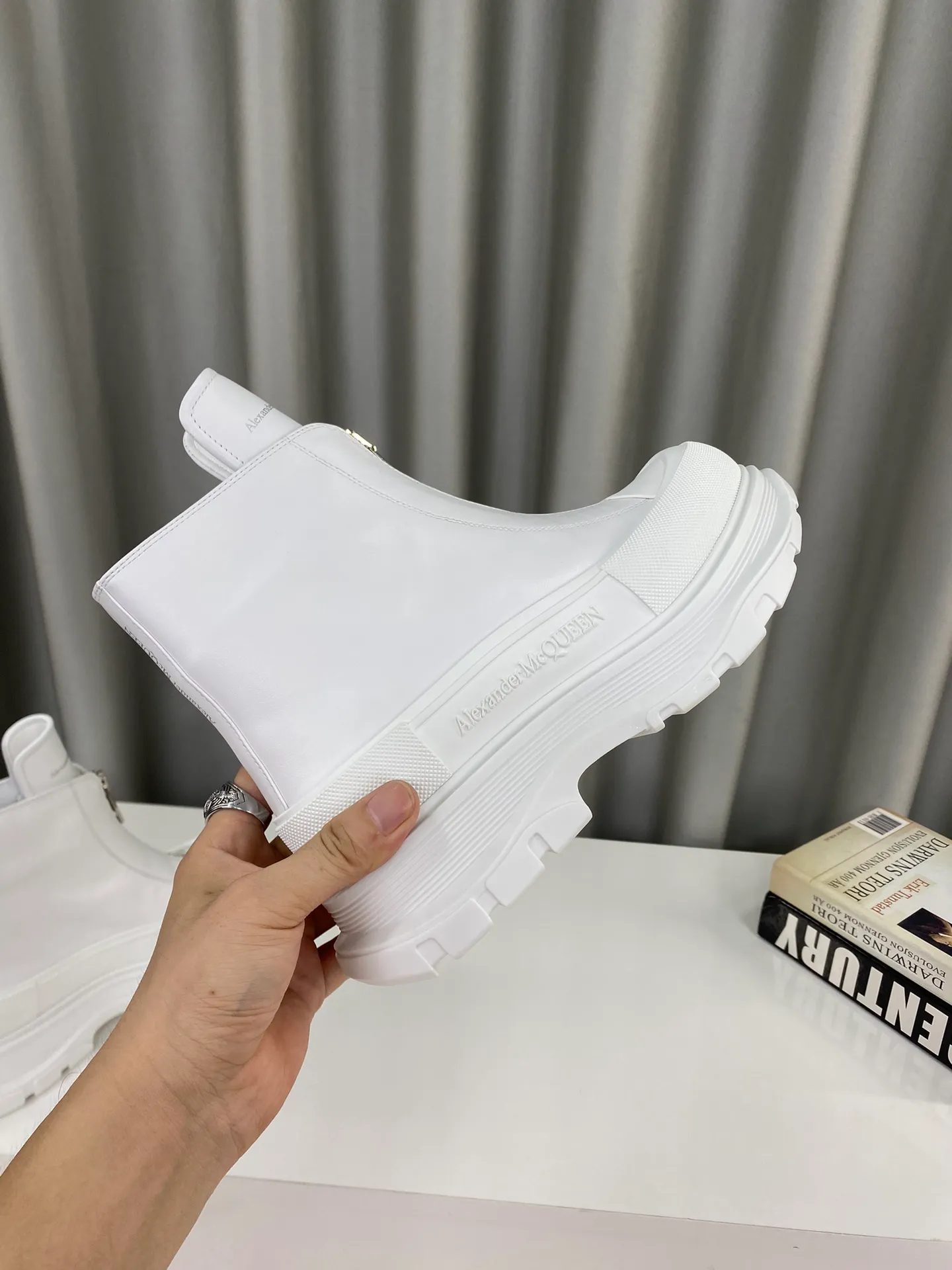 👟👟Ex-factory price 640👟👟Male +10 🔺Mc Queen 🔺Alexander McQueen's latest model, thick-soled front zipper motorcycle boots🌈 The designer has a bold idea, perfectly combined with the trend of the times, super comfortable and versatile, new motorcycle style design, multiple crafts splicing outsole, it is perfect, many celebrities and Internet celebrities endorse it. 🔥Material: Original custom-made first-layer cowhide for the upper. Interior: Original custom crystal sheepskin lining. Outsole: Original TPU multi-layer combination outsole, •┈┈┈┈┈┈★┈┈┈┈┈┈┈• Size: Women’s 35～39 (34, 40, customization is non-returnable) Men’s 39～44 (38, 45, customization is not returnable) Full set of counter original packaging